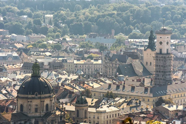 Lviv Cityscape. Ukrayna. Lviv Old Town 'da. Belediye Binası Kulesi ve Saat