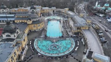 Macaristan, Budapeşte 'de Termal Banyo Szechenyi. Su Havuzu 'ndaki insanlar. Drone Bakış Açısı.