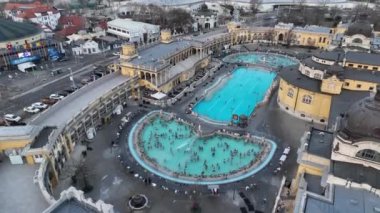 Macaristan, Budapeşte 'de Termal Banyo Szechenyi. Su Havuzu 'ndaki insanlar. Drone Bakış Açısı.