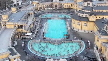Macaristan, Budapeşte 'de Termal Banyo Szechenyi. Su Havuzu 'ndaki insanlar. Drone Bakış Açısı.