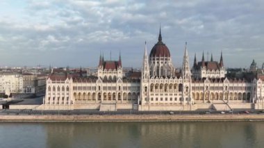 Budapeşte 'deki Macar Parlamento Binası ve Tuna Nehri' nin insansız hava aracı saldırısı. Macaristan