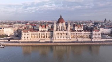 Budapeşte 'deki Macar Parlamento Binası ve Tuna Nehri' nin insansız hava aracı saldırısı. Macaristan