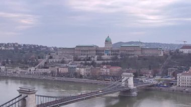 Budapeşte, Macaristan 'daki Buda Kalesi ve Szechenyi Zincir Köprüsü.