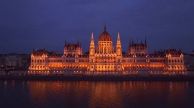 Budapeşte, Macaristan Parlamentosu gece görünümü