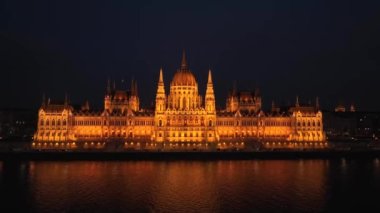 Budapeşte, Macaristan Parlamentosu gece görünümü