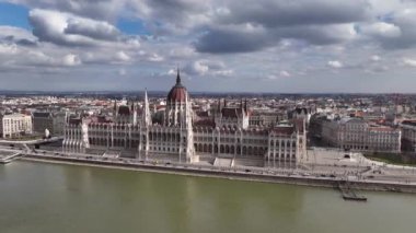 Budapeşte 'deki Macaristan Parlamentosu' nun güzel insansız hava aracı görüntüleri. Arkadaki Tuna Nehri.