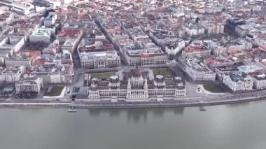 Budapeşte 'deki Macaristan Parlamentosu' nun güzel insansız hava aracı görüntüleri. Arkadaki Tuna Nehri. Arka planda şehir merkezi