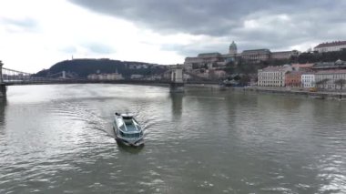 Budapeşte 'de Tuna Nehri Feribot Turları, Tekne Turları. Macaristan. Buda Sarayı Arka planda