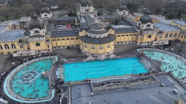 Thermal Bath Szechenyi Budapest Hungary People Water Pool Drone Point — Vídeo de stock