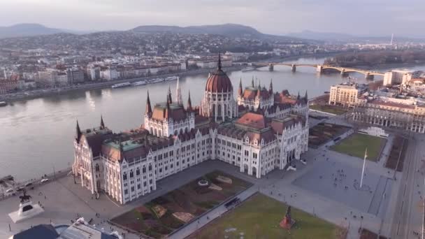 Drone Shot Det Ungarske Parlament Bygning Donau Floden Budapest Cityscape – Stock-video