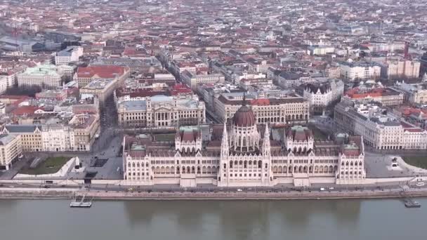 ブダペスト市内のハンガリー国会議事堂とドナウ川のドローン撮影 ハンガリー — ストック動画