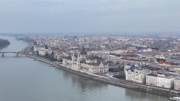 Беспилотный След Парламента Венгрии Будапеште Дунай Фоновом Режиме — стоковое видео