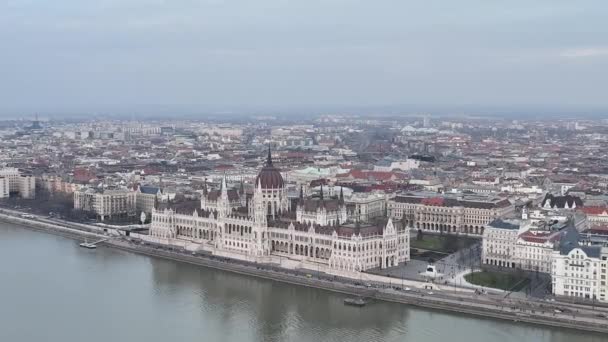 Piękne Nagranie Drone Węgierskiego Parlamentu Budapeszcie Rzeka Dunaj Tle — Wideo stockowe