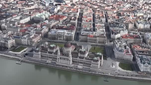 布达佩斯匈牙利议会美丽的无人机镜头 多瑙河背景 背景下的市中心 — 图库视频影像