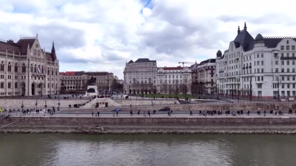 Lidé Kráčející Břehu Dunaje Budapešti Maďarsko Parlament Pozadí — Stock video