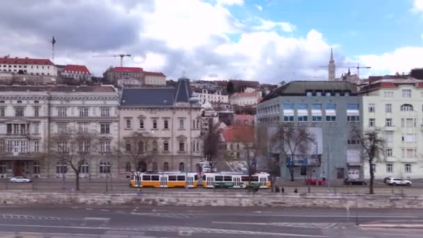 Gelbe Straßenbahn Budapest Ungarn Und Sandor Palast Und Karmeliterkloster Budapest — Stockvideo