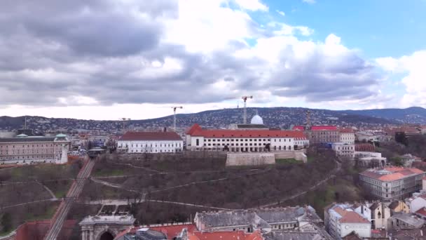 ハンガリーのブダペストにあるサンドル宮殿とカルメル会修道院 ブダ宮殿 1806年 ハンガリー大統領のオフィスと家 — ストック動画