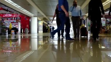 La Aurora Uluslararası Guatemala Havaalanı. Yolcularla birlikte kalkış alanı. Vergisiz Vergisiz Mağazalar ve İnsanlar