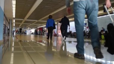 La Aurora Uluslararası Guatemala Havaalanı. Yolcularla birlikte kalkış alanı. Vergisiz Vergisiz Mağazalar ve İnsanlar