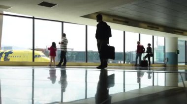 La Aurora Uluslararası Guatemala Havaalanı. Yolcularla birlikte kalkış alanı. Arka planda Spirit Havayolları Uçağı