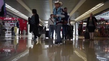 La Aurora Uluslararası Guatemala Havaalanı. Yolcularla birlikte kalkış alanı