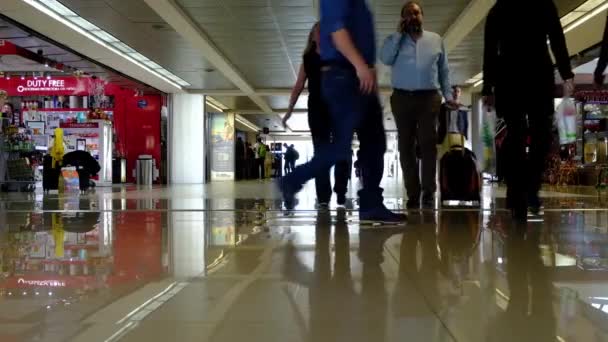 オーロラ国際グアテマラ空港 乗客と出発エリア 免税店と人 — ストック動画
