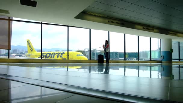 오로라 과테말라 승객들이 도로변이다 Spirit Airlines Airplane Background Woman 사이트 — 비디오