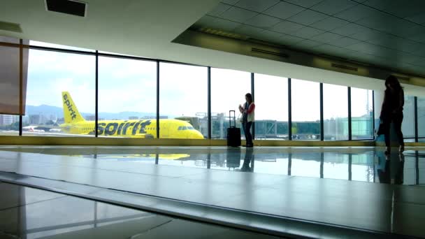 Aurora国际危地马拉机场 和乘客一起离开的地方 女性背景下的精神航空公司飞机 — 图库视频影像