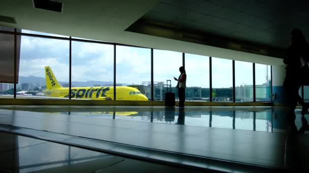 Aurora国际危地马拉机场 和乘客一起离开的地方 女性背景下的精神航空公司的飞机 — 图库视频影像
