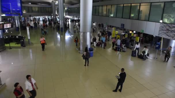オーロラ国際グアテマラ空港 乗客と出発エリア — ストック動画