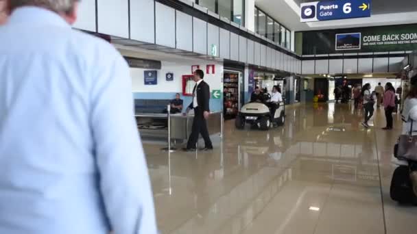 オーロラ国際グアテマラ空港 乗客と出発エリア セキュリティエリア — ストック動画