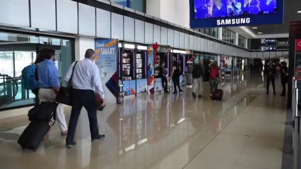 Aurora Internasjonale Guatemala Lufthavn Avgangsområde Med Passasjerer Mennesker – stockvideo