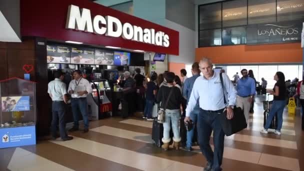 오로라 과테말라 승객들이 도로변이다 사람들 참여하고 레스토랑 — 비디오