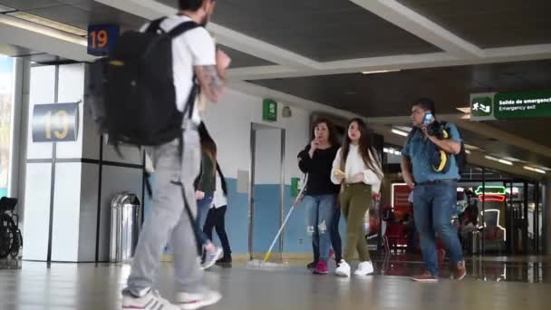 Aurora International Guatemala Airport Avgångsområde Med Passagerare Och Städning — Stockvideo