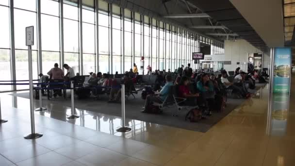 Международный Аэропорт Авроры Гватемале Место Отправления Пассажирами Люди Ждут Полета — стоковое видео