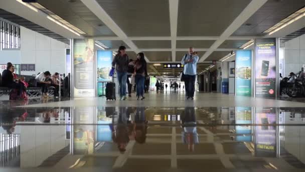 Aurora Nemzetközi Guatemala Repülőtér Indulási Terület Utasokkal — Stock videók