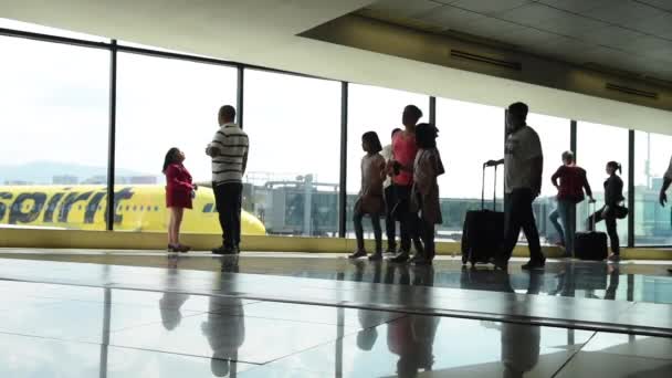 Mezinárodní Letiště Aurora Guatemale Odletová Oblast Cestujícími Spirit Airlines Letadlo — Stock video