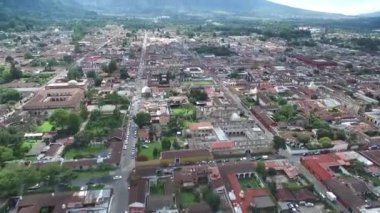 Guatemala 'daki Antigua City' de. Güzel Eski Şehir ve Şehir Merkezi. Drone bakış açısı. Gezmeye.