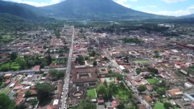 Guatemala 'daki Antigua City' de. Güzel Eski Şehir ve Şehir Merkezi. Drone bakış açısı. Gezmeye.