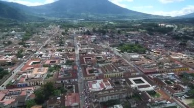 Guatemala 'daki Antigua City' de. Güzel Eski Şehir ve Şehir Merkezi. Drone bakış açısı. Gezmeye.