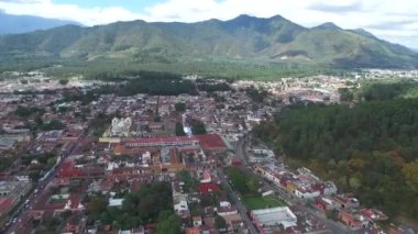 Guatemala 'daki Antigua City' de. Güzel Eski Şehir ve Şehir Merkezi. Drone bakış açısı. Gezmeye.