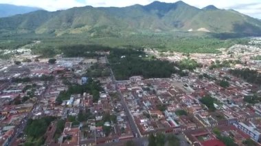 Guatemala 'daki Antigua City' de. Güzel Eski Şehir ve Şehir Merkezi. Drone bakış açısı. Gezmeye.