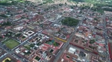 Guatemala 'daki Antigua City' de. Güzel Eski Şehir ve Şehir Merkezi. Drone bakış açısı. Gezmeye.