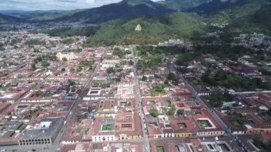 Guatemala 'daki Antigua City' de. Güzel Eski Şehir ve Şehir Merkezi. Drone bakış açısı. Gezmeye.