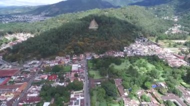 Guatemala 'daki Antigua City' de. Güzel Eski Şehir ve Şehir Merkezi. Drone bakış açısı. Gezmeye.