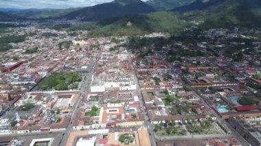 Guatemala 'daki Antigua City' de. Güzel Eski Şehir ve Şehir Merkezi. Drone bakış açısı. Gezmeye.