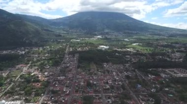 Guatemala 'daki Antigua City' de. Güzel Eski Şehir ve Şehir Merkezi. Drone bakış açısı. Gezmeye.