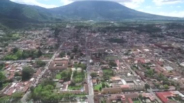 Guatemala 'daki Antigua City' de. Güzel Eski Şehir ve Şehir Merkezi. Drone bakış açısı. Gezmeye.