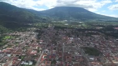 Guatemala 'daki Antigua City' de. Güzel Eski Şehir ve Şehir Merkezi. Drone bakış açısı. Gezmeye.
