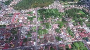 Guatemala 'daki Antigua City' de. Güzel Eski Şehir ve Şehir Merkezi. Drone bakış açısı. Gezmeye.